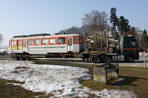 Datei:Transport zur RittnerBahn,Vögelinsegg, Frühjahr 2009.jpg