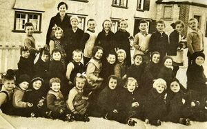 Jahrgang1931-1933 Kindergarten Schupfen Frau Anderauer Foto1938.jpg