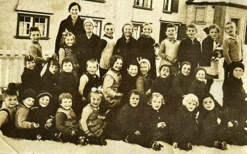 Jahrgang1931-1933 Kindergarten Schupfen Frau Anderauer Foto1938.jpg
