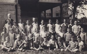 Jahrgang 1931 Zentralschulhaus Lehrer Heinrich Kast, Foto 1943.jpg