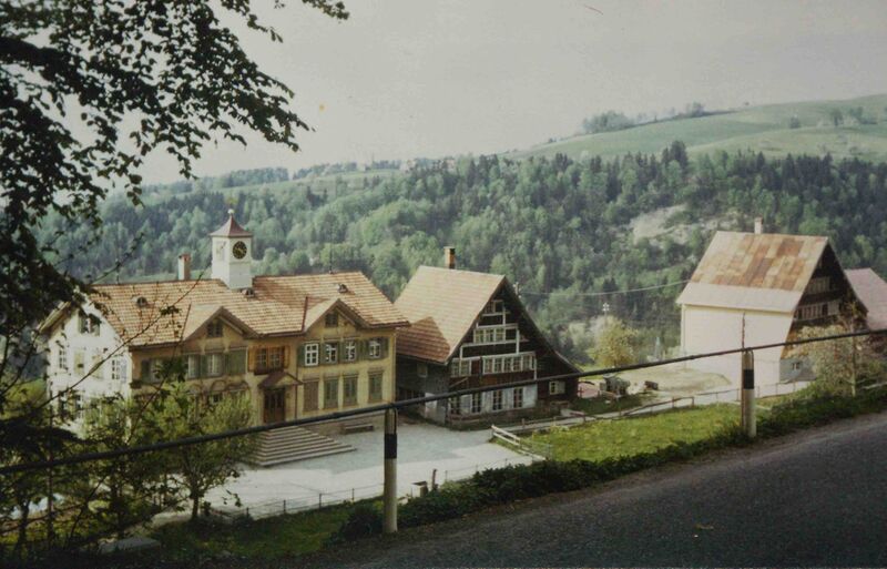 Datei:Schulhäuser Speicherschwendi.jpg