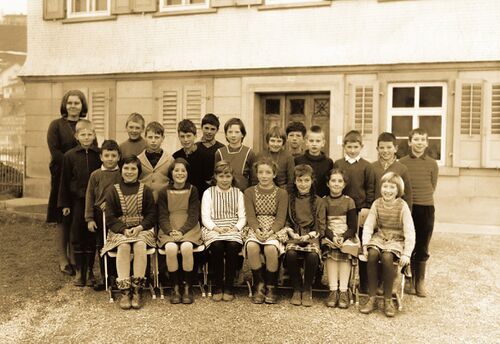 Jahrgang 1955 3 Klasse 1965 Kriemler Schulhaus Stoos.jpg