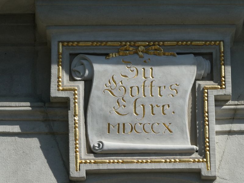 Datei:Kirche Portalschmuck.jpg