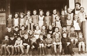 Jahrgang 1944 3.Klasse Frau Trepp Zentralschulhaus1.jpg