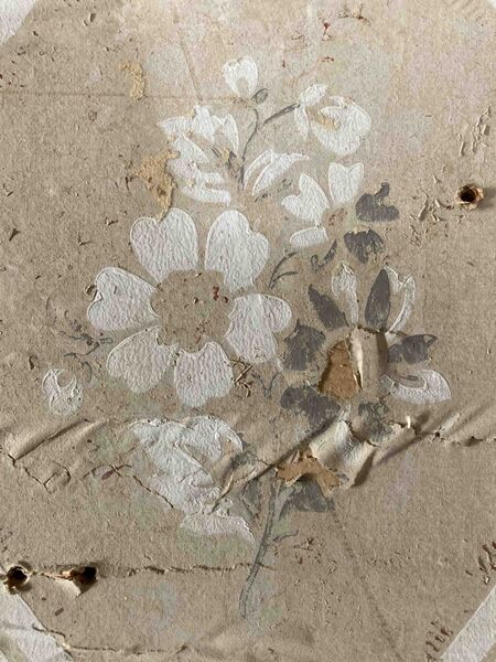 Datei:Tapete Blume Rhomben Detail.jpeg