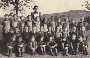 Jahrgang 1943 2.Klasse Frau Trepp 1951 Zentralschulhaus.jpg
