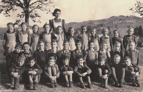 Jahrgang 1943 2.Klasse Frau Trepp 1951 Zentralschulhaus.jpg