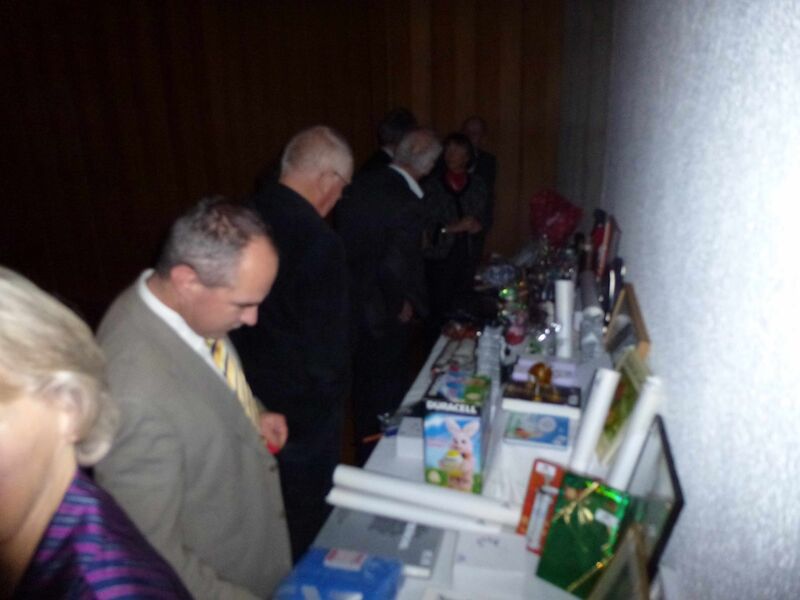 Datei:2012 Gabentisch Tombola.jpeg