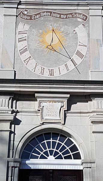 Datei:Reformierte Kirche Sonnenuhr.jpg