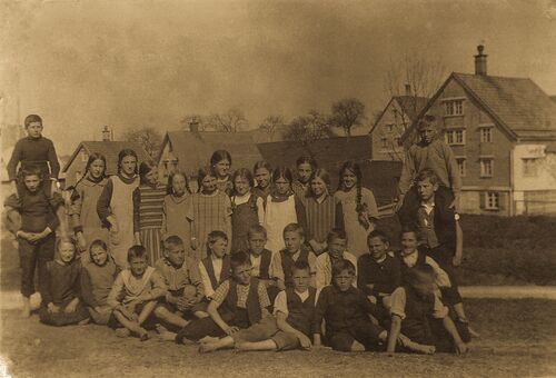 Jahrgang 1912 6 Klasse 1925 Schulhaus Stoos.jpg