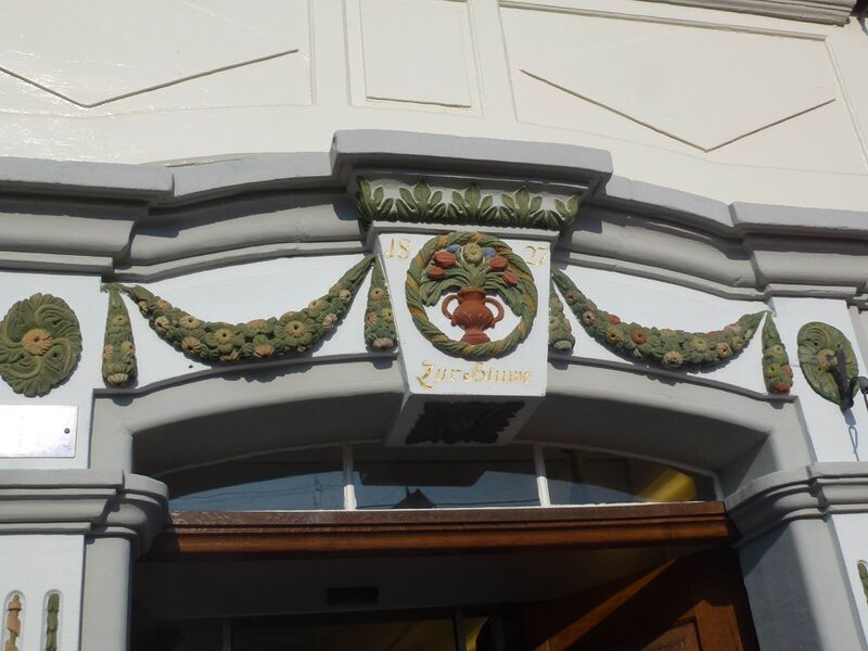 Datei:Haus Blume Schlussstein.jpeg