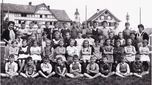 Jahrgang 46 1 Klasse 1953 Ehrbar und Famos Zentralschulhaus.jpg