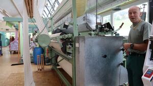 Merz Hans erklärt Schermaschine.jpg