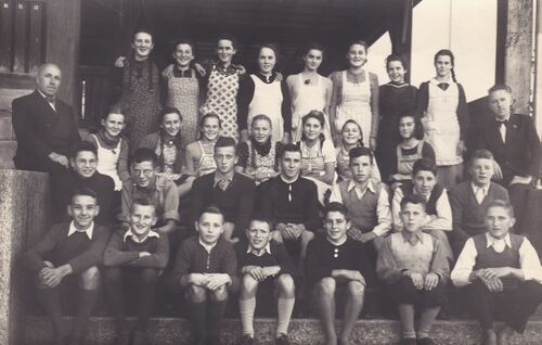 Jahrgang 1923 Oberstufe Lehrer Kast und Weber Zentralschulhaus.jpg