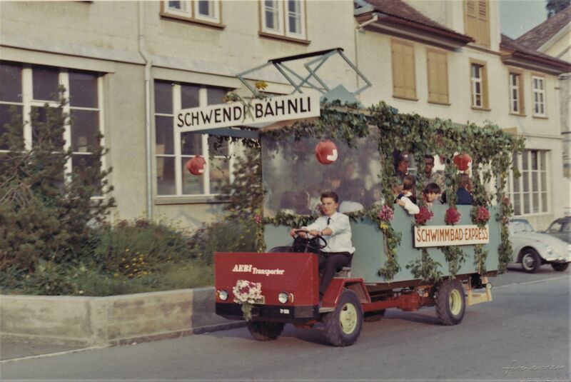 Datei:Volksfest 67 Schwimmbad- Express.jpg