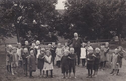 Jahrgang1919 1 Klasse 1926 Lehrer unbekannt Schulhaus unbekannt.jpg