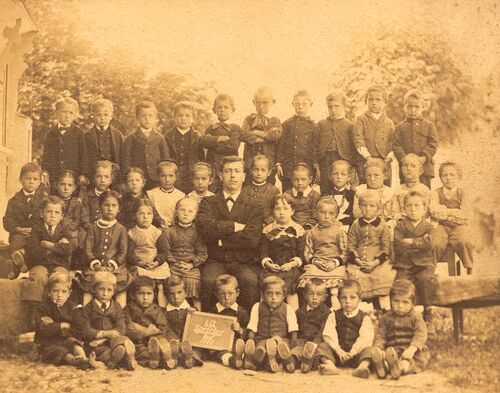 Jahrgang 1891 1 Klasse Bruderer 1898 Schulhaus Dorf.jpg