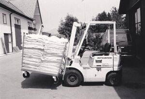 Scherlerei Tanner Hubstapler beladen.jpg