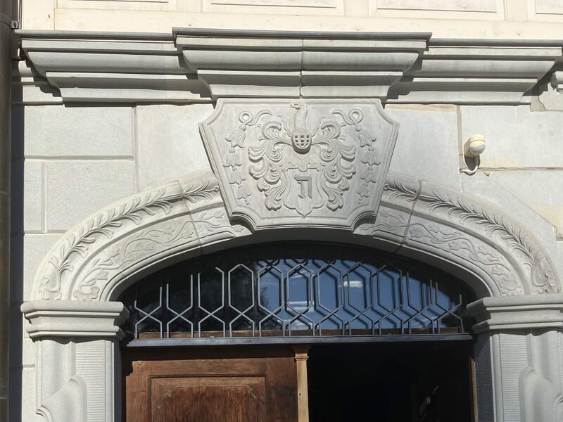 Datei:Portalbogen Unteres Kaufhaus.jpeg