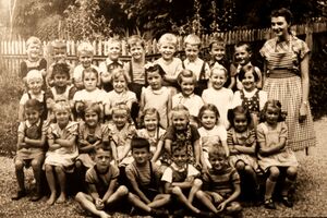 Jahrgang 1946 Kindergarten 1952 Lehrerin unbekannt.jpg