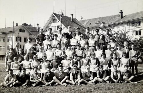 Jahrgang 1944 1946 1 3 Sek W Weber M Bächtiger 1959 Zentralschulhaus.jpg