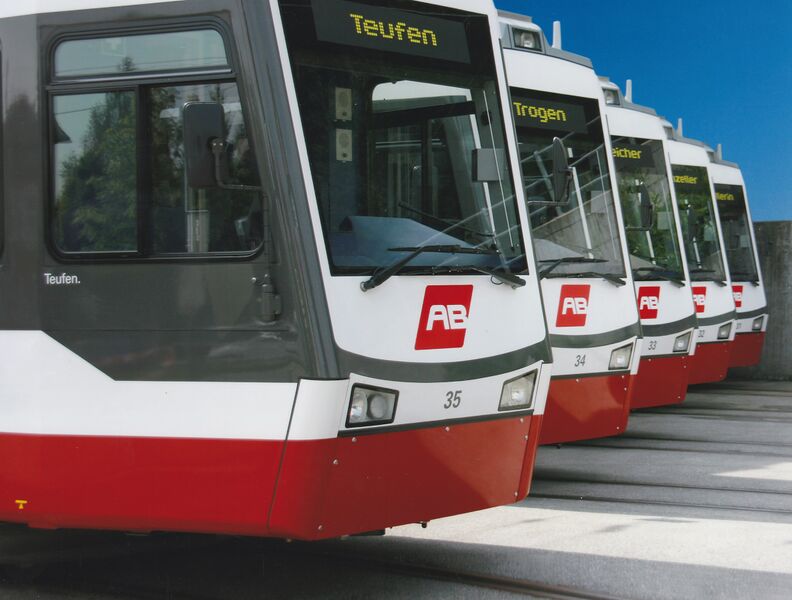 Datei:TB 2004 Niederflurzüge.jpg