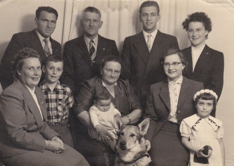 Datei:Gross Emmi 1942 Familie.jpg