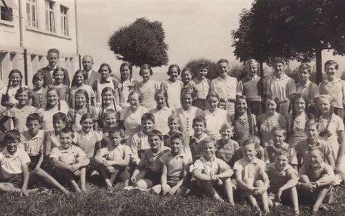 Jahrgang 1931bis1933 Oberstufe 1946 Lehrer Walter Weber(links)- Otto Kast (Pfött).jpg