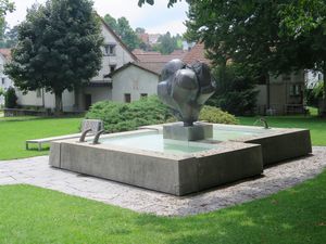 Brunnen ganz.jpg
