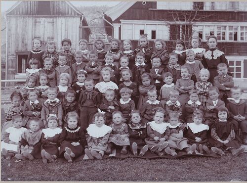 Jahrgang1902 Kindergarten Frau Graf oder Halter, Foto 1908.jpg