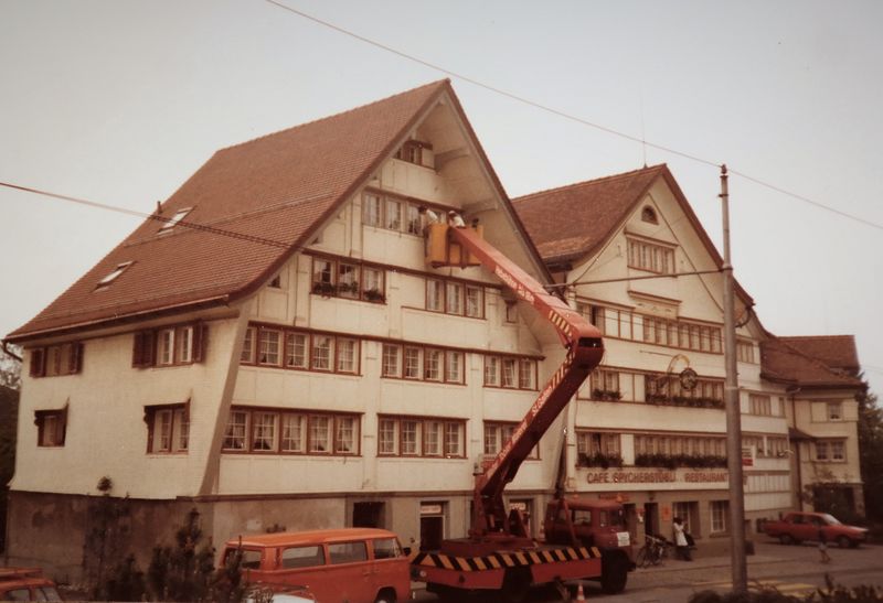 Datei:Malerarbeiten per Hebebühne.JPG